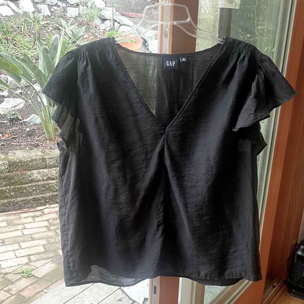 GAP Blouse. Short ruffle sleeve. Tencel lyocell and nylon. Black. Size XL. EUC